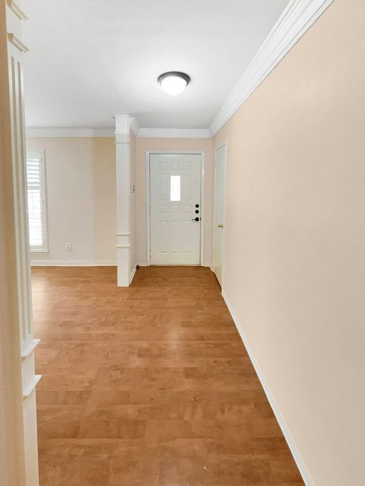 2703 Peachtree Ln - Photo 3 of 22