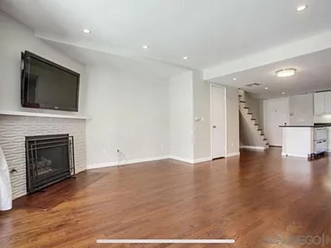 1111 Eureka St - Photo 3 of 29