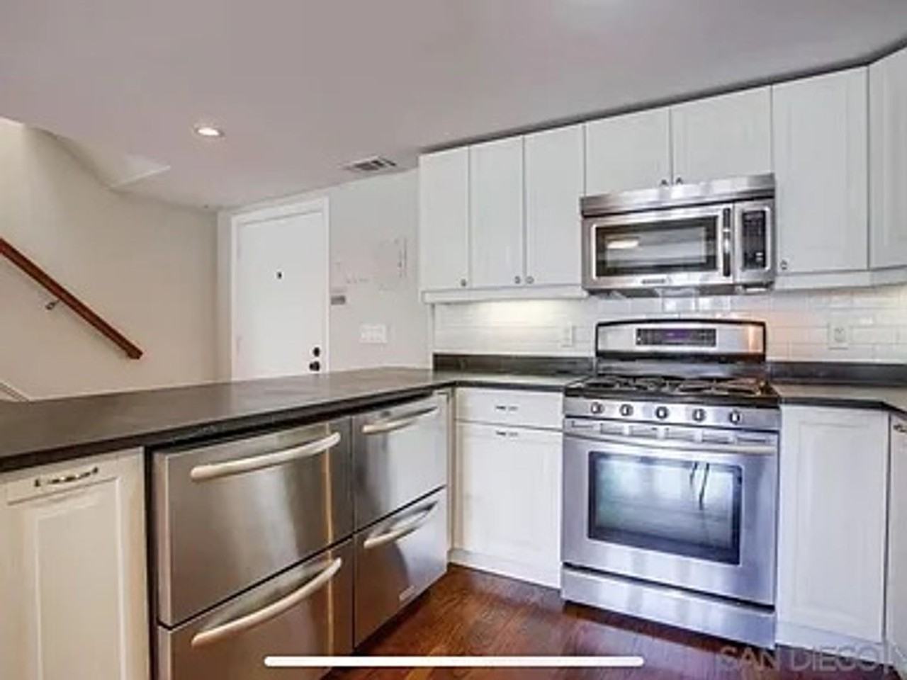 1111 Eureka St - Photo 5 of 29