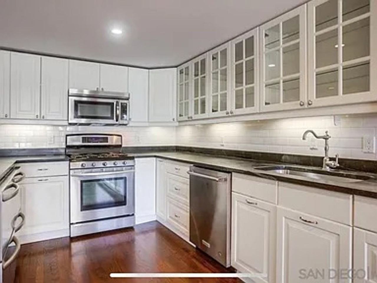 1111 Eureka St - Photo 6 of 29