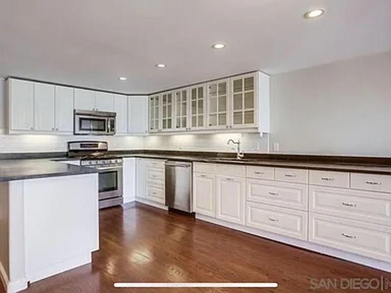 1111 Eureka St - Photo 5 of 26