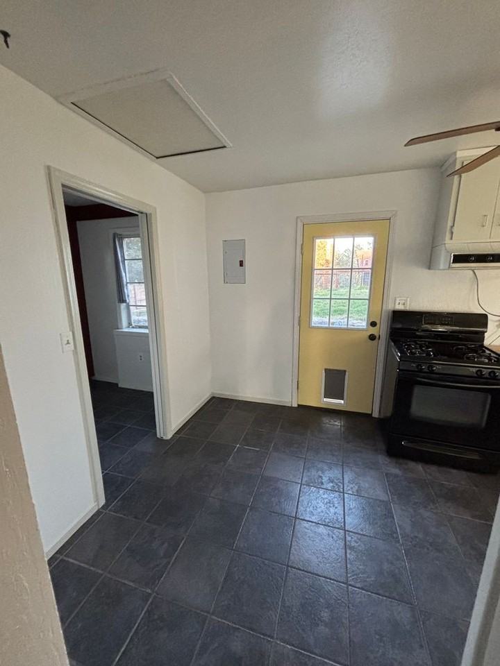 560 Landis Cir - Photo 6 of 12