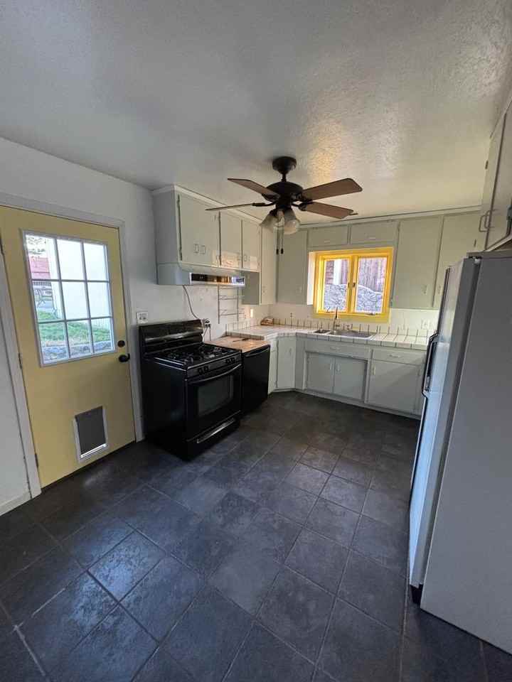 560 Landis Cir - Photo 5 of 12