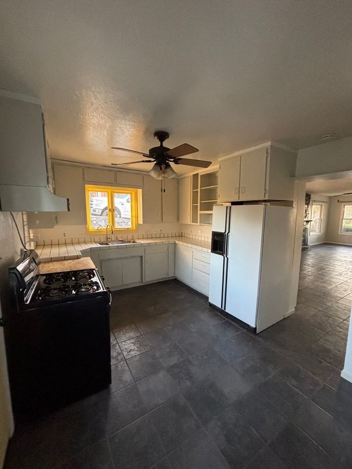 560 Landis Cir - Photo 4 of 12