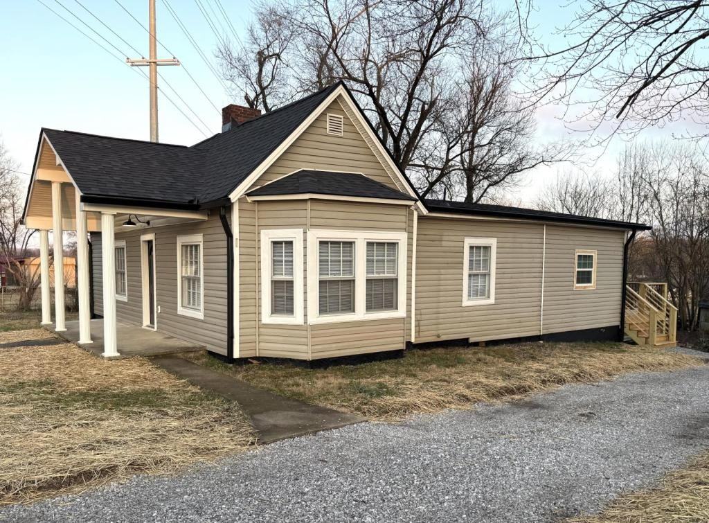 8510 Three Points Rd - Photo 2 of 21