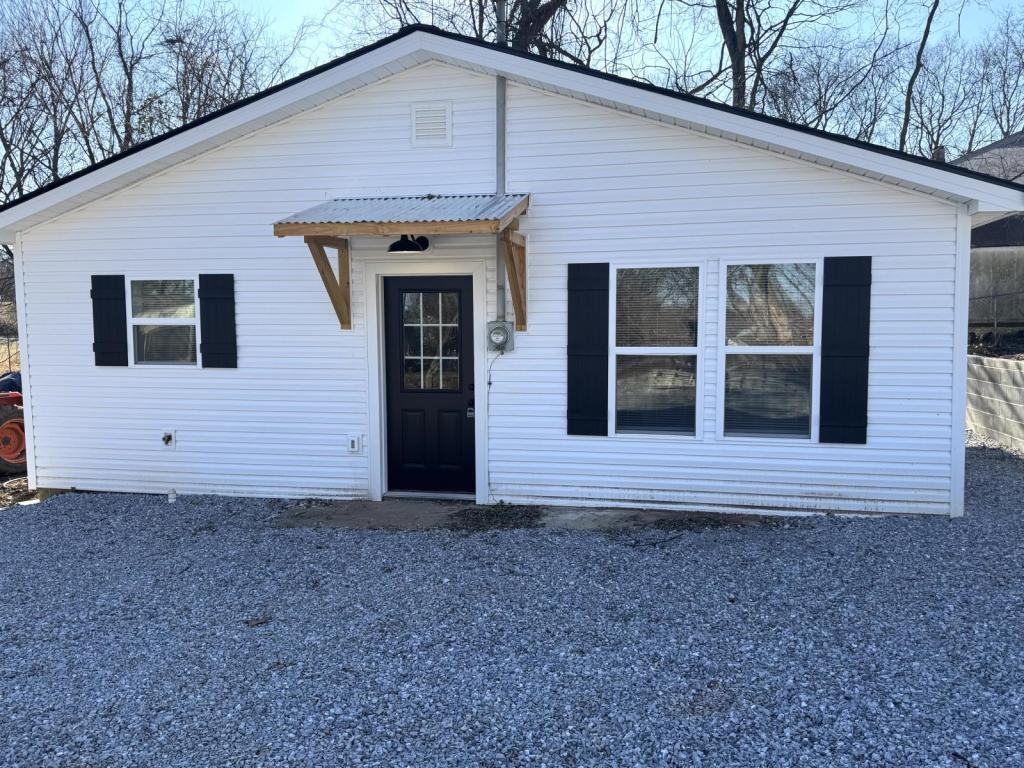 8510B Three Points Rd - Photo 2 of 17