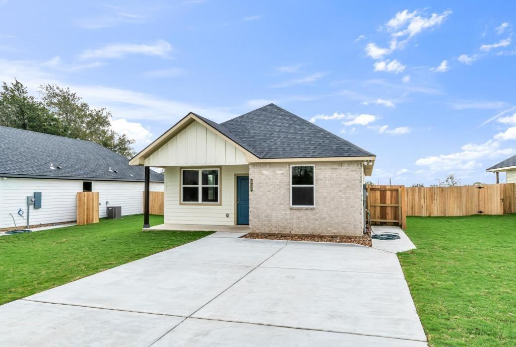 215 W Martin Luther King Dr - Photo 2 of 23