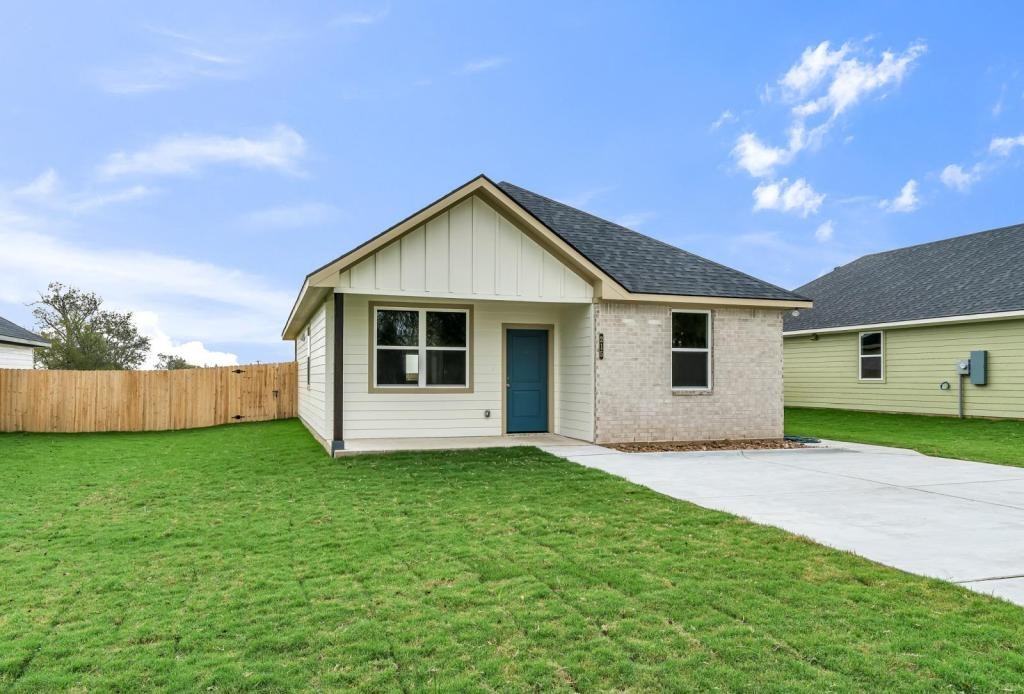 215 W Martin Luther King Dr - Photo 3 of 23