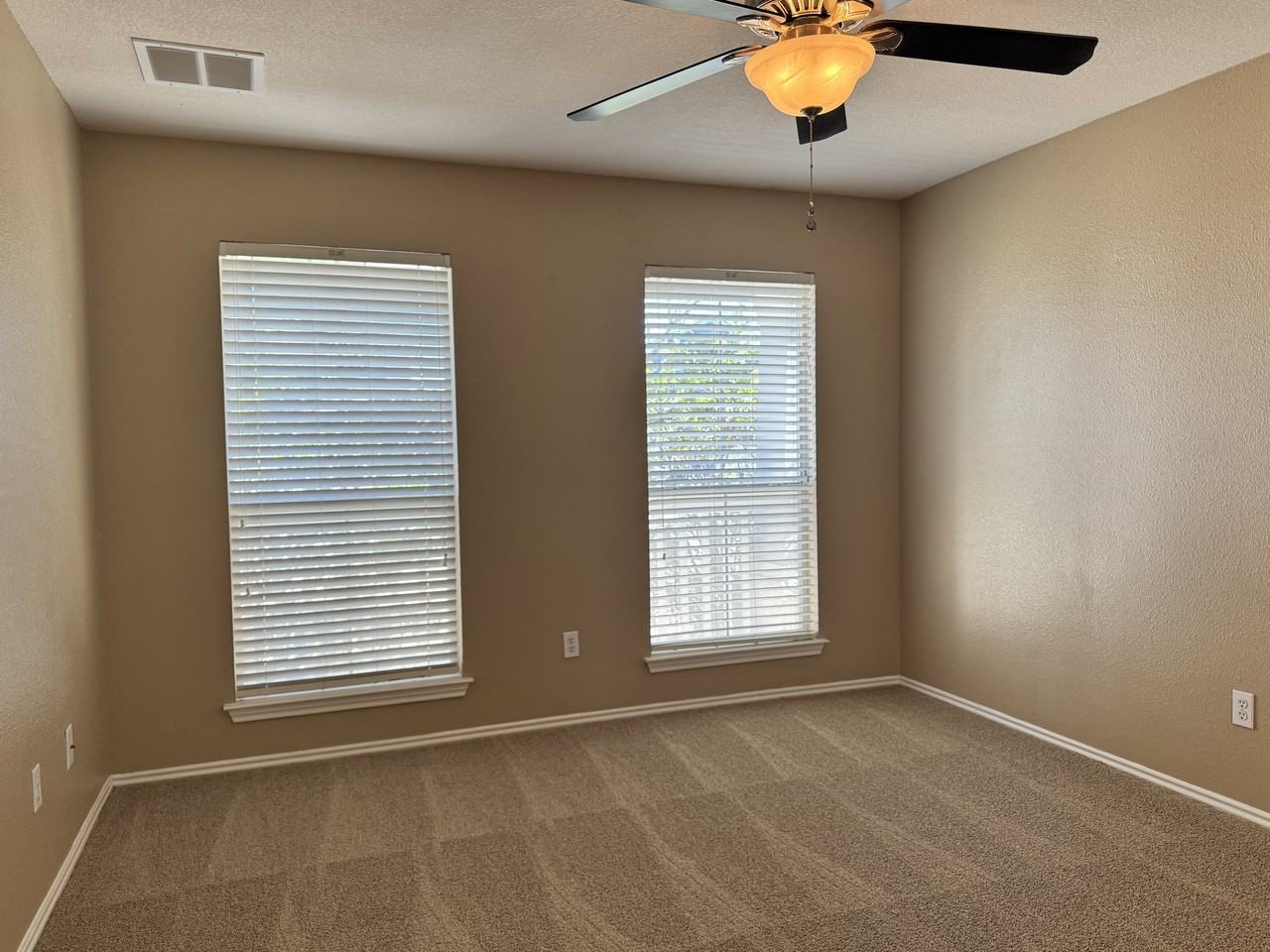 2712 Fairview Dr - Photo 3 of 24