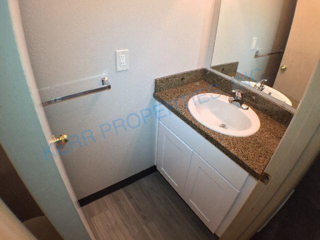2219 Se Reedway St - Photo 7 of 15