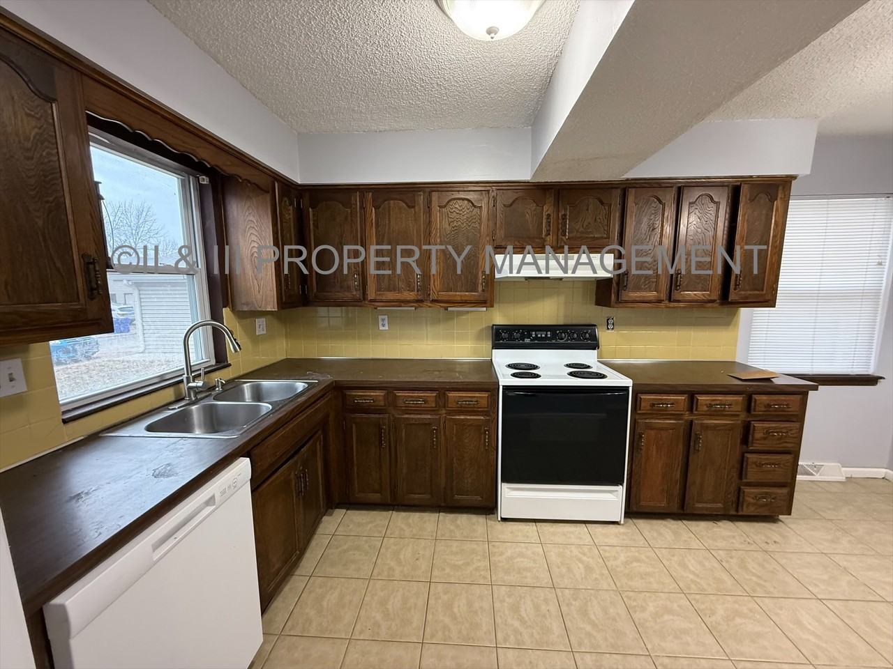 7820 W 61st Ter - Photo 2 of 36