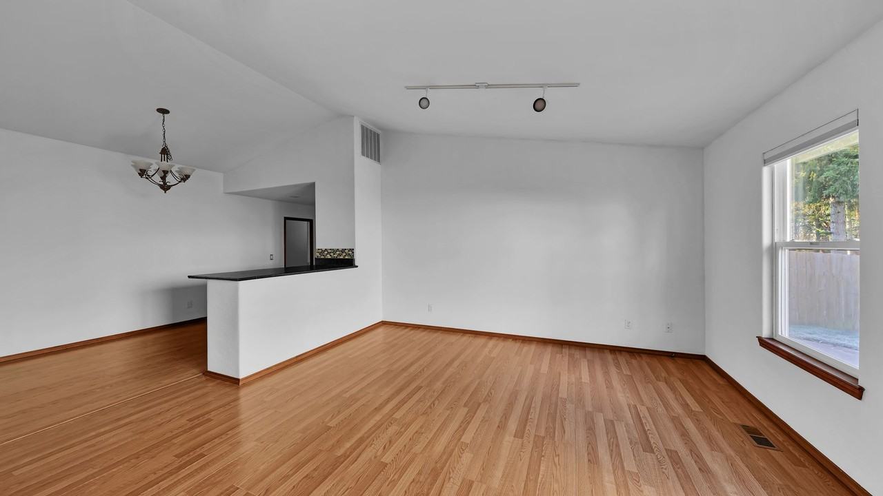 713 Sw Puffin St - Photo 2 of 11