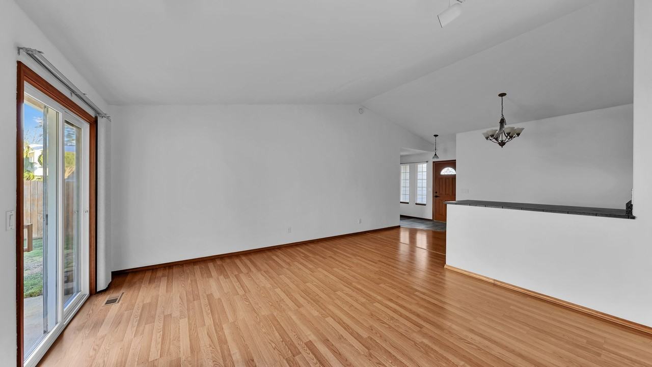 713 Sw Puffin St - Photo 3 of 11