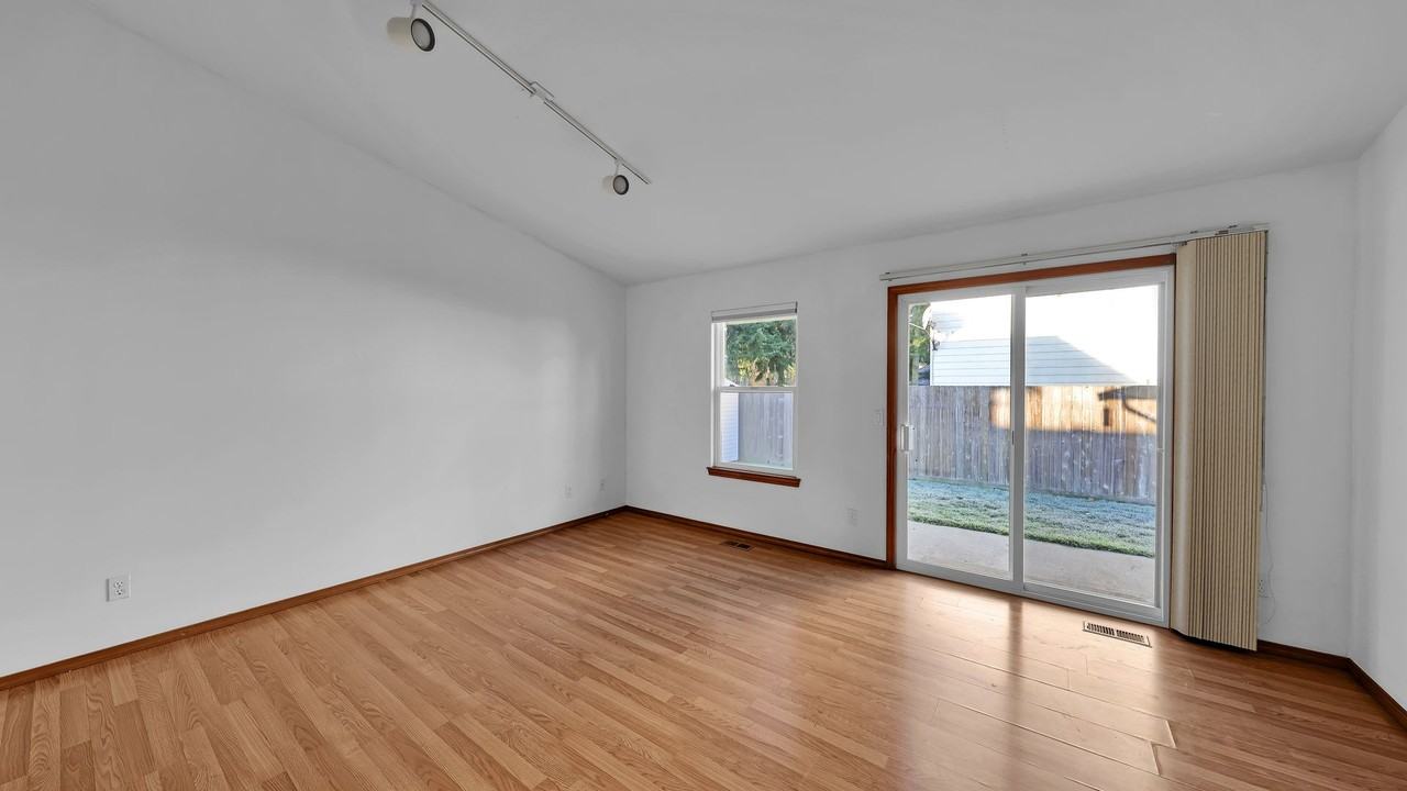 713 Sw Puffin St - Photo 4 of 11