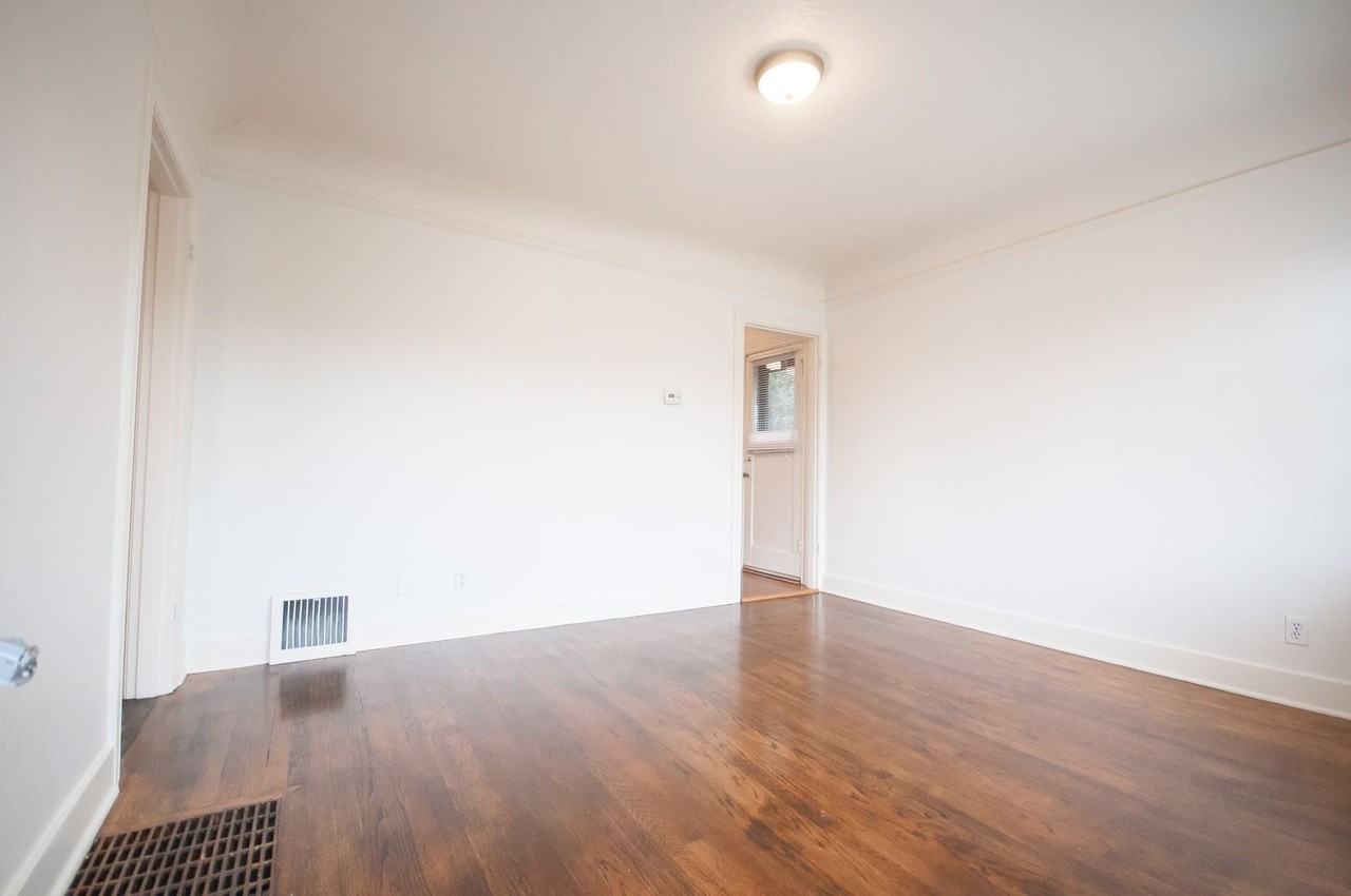 2308 Minor Ave E (112) - Photo 4 of 5