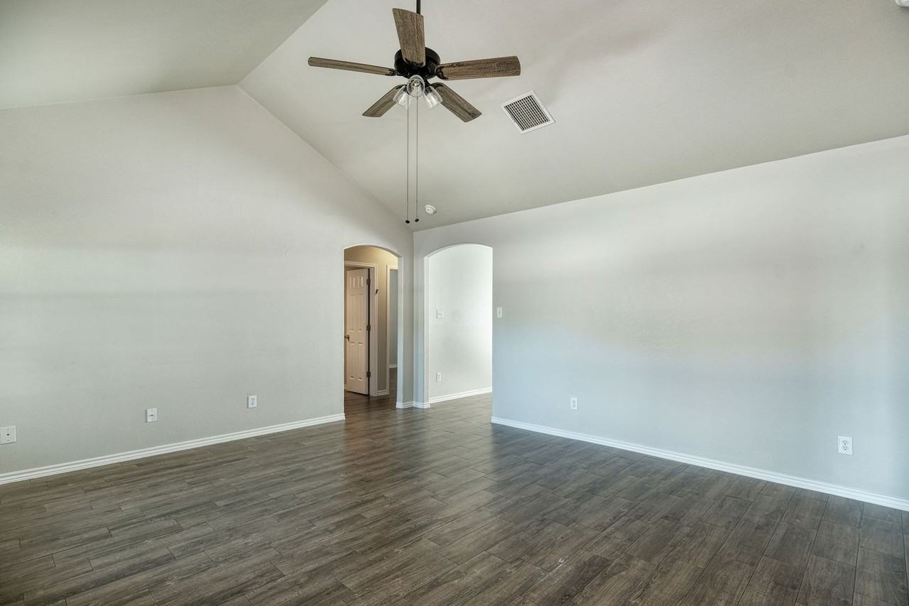 109 Castleberry Ct - Photo 3 of 13