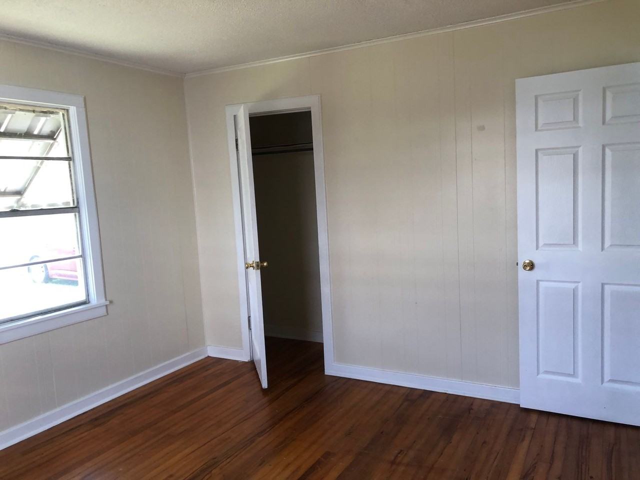 1509 W 36th St - Photo 3 of 20