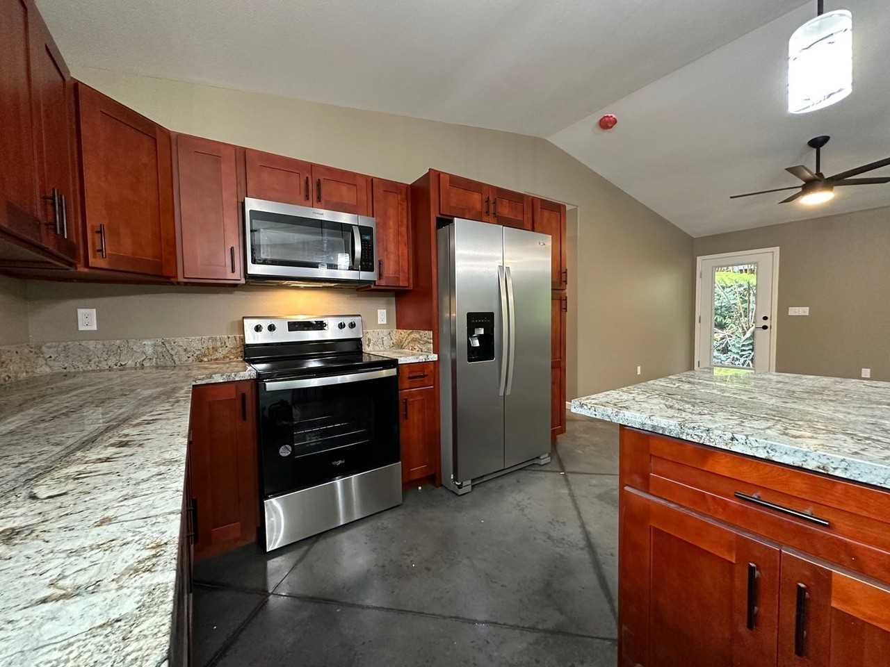 11-3913 Liona St - Photo 3 of 12