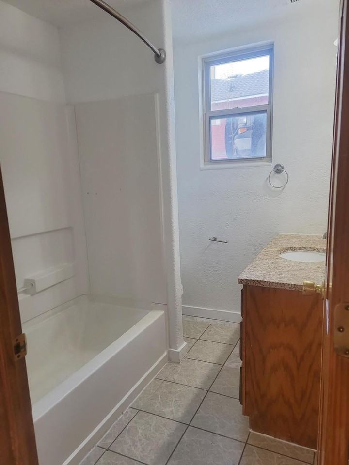 306 S Main Ave - Photo 6 of 11