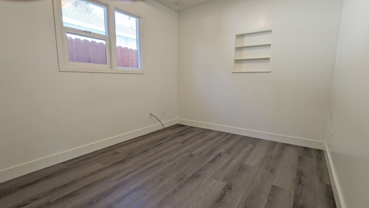 3983 T St - Photo 5 of 10