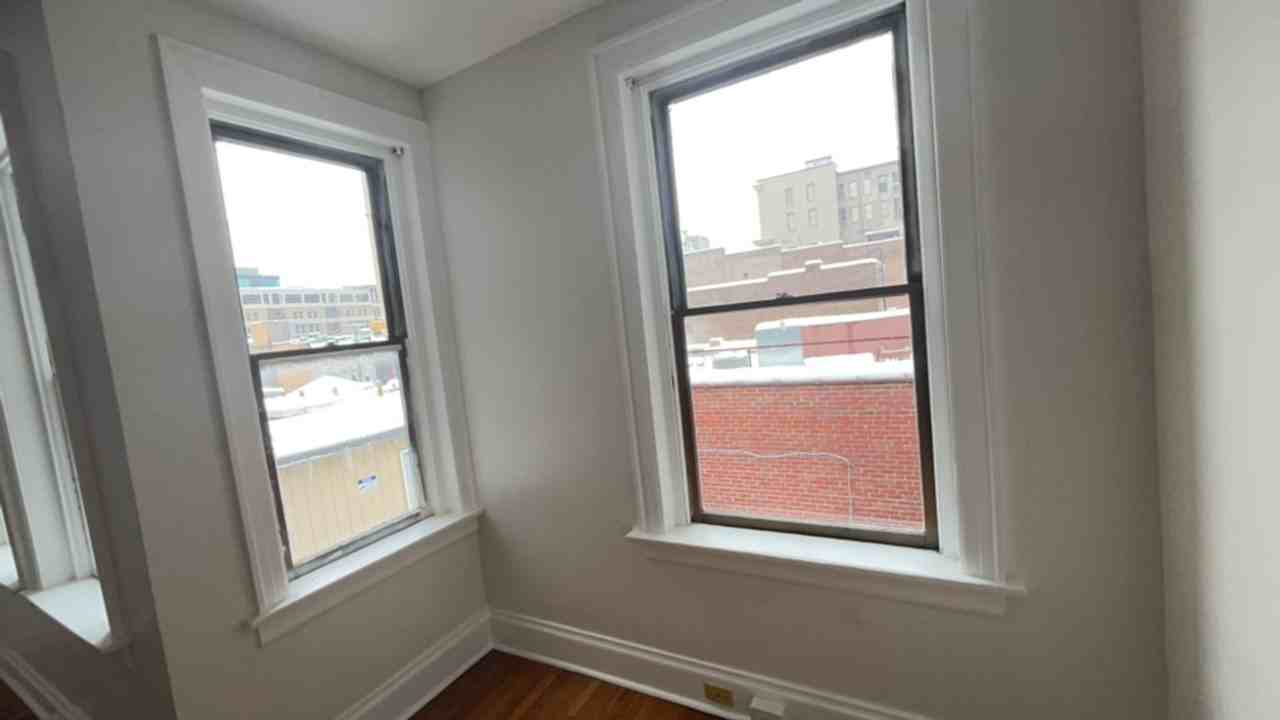 135 N Limestone #B - Photo 3 of 19