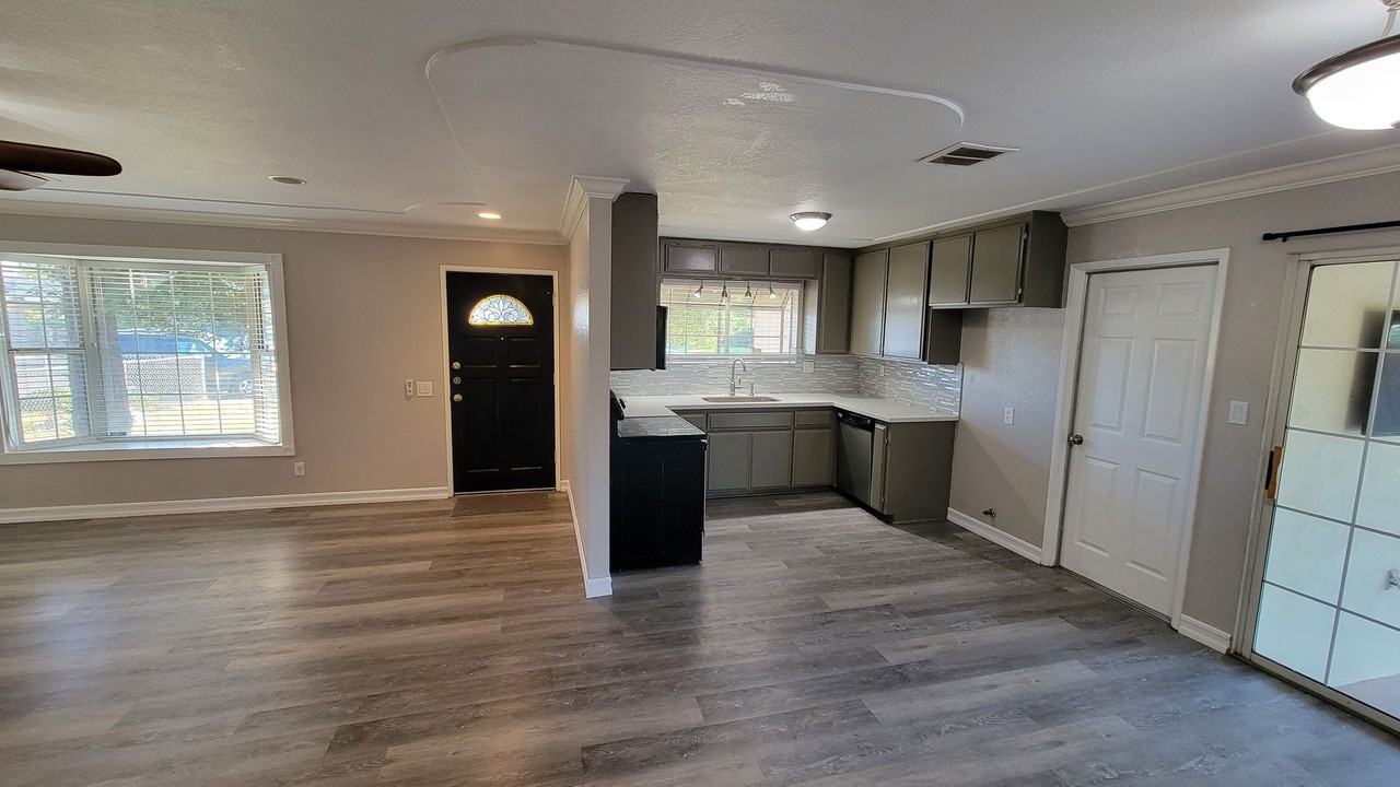 475 Georgetown Ave - Photo 6 of 17