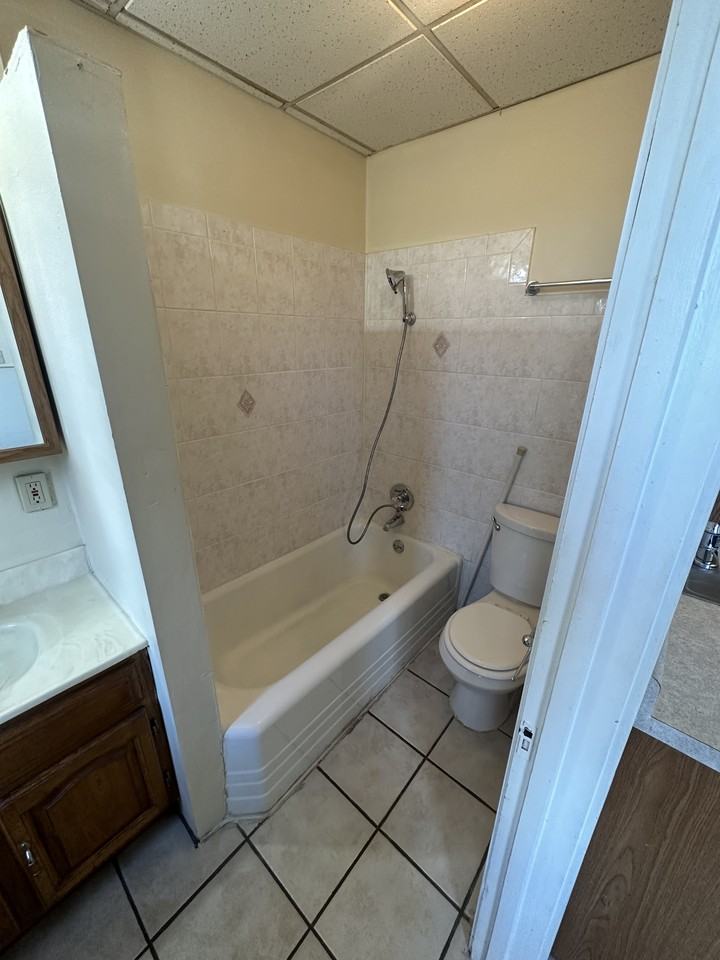 1112 119th St #1 - Photo 2 of 8