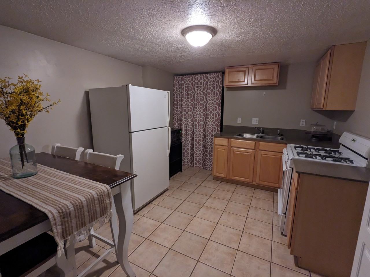 1075 40th St #B - Photo 3 of 11