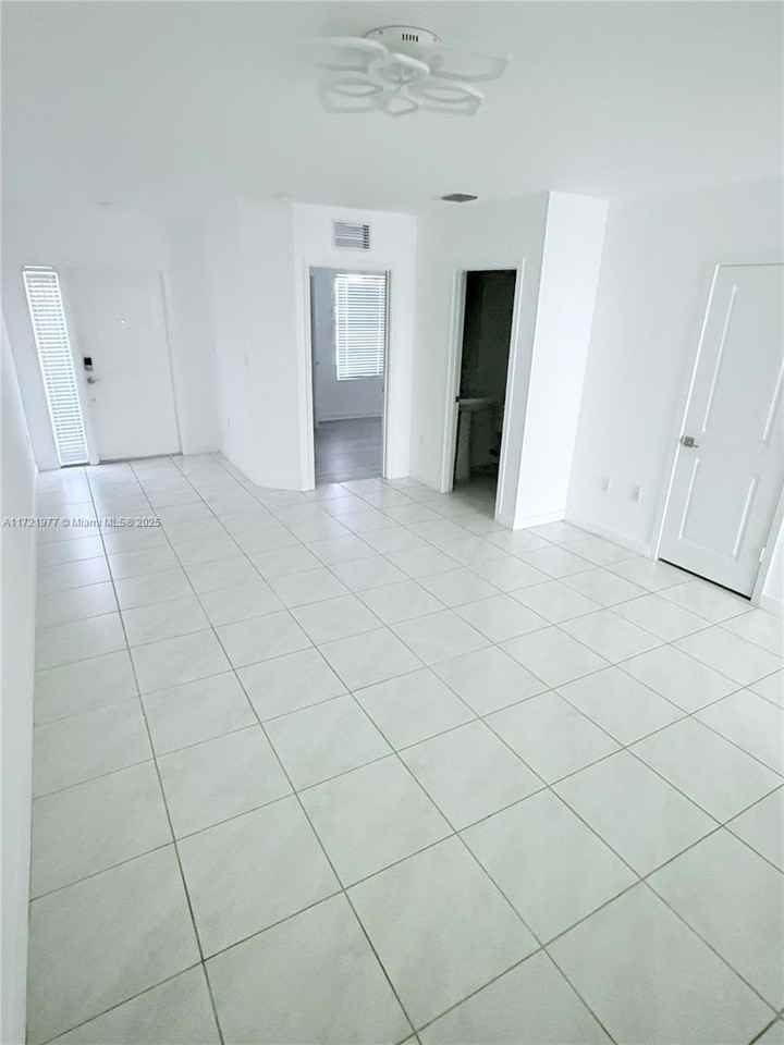 541 Ne 5th St - Photo 2 of 8