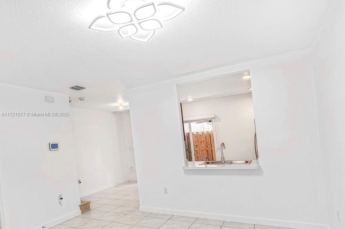 541 Ne 5th St - Photo 3 of 8