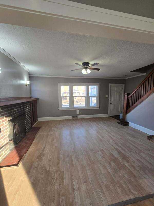 1302 E 12th St - Photo 3 of 15