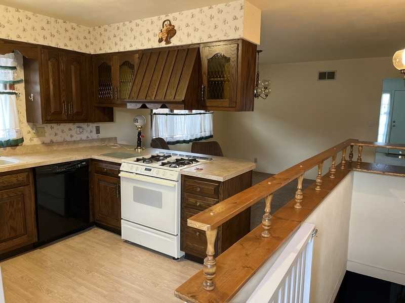 366 W Carpenter St - Photo 2 of 10