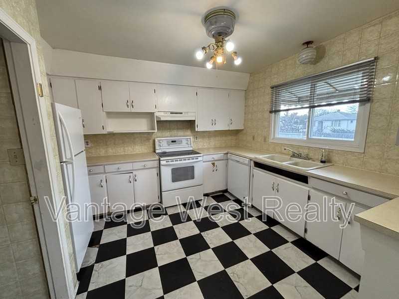 1395 Gordon Dr - Photo 2 of 22