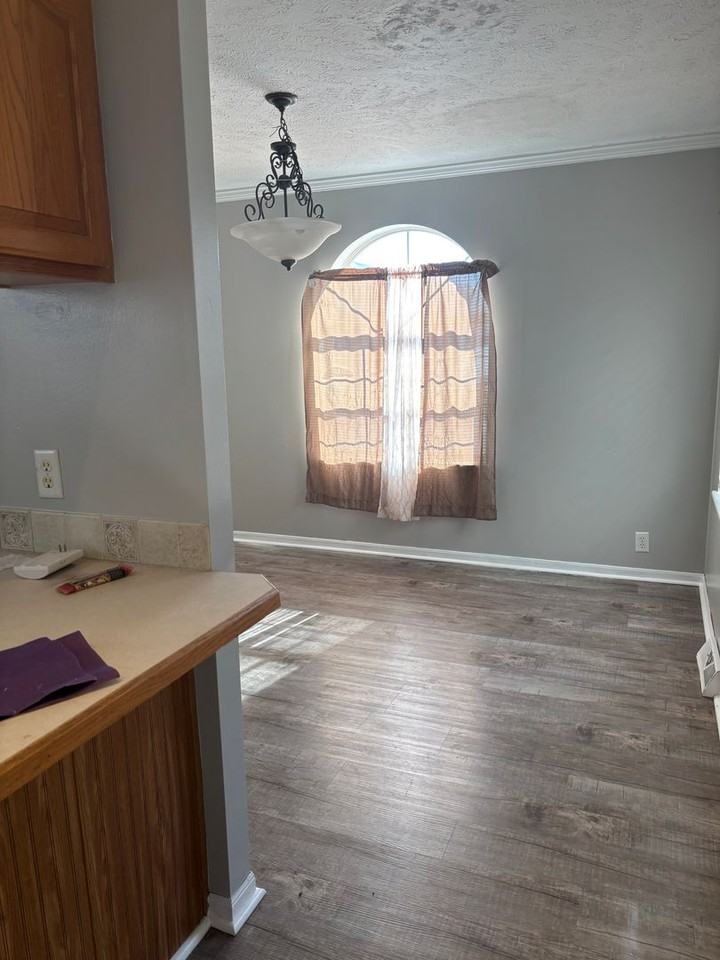 2209 Rush St - Photo 3 of 11