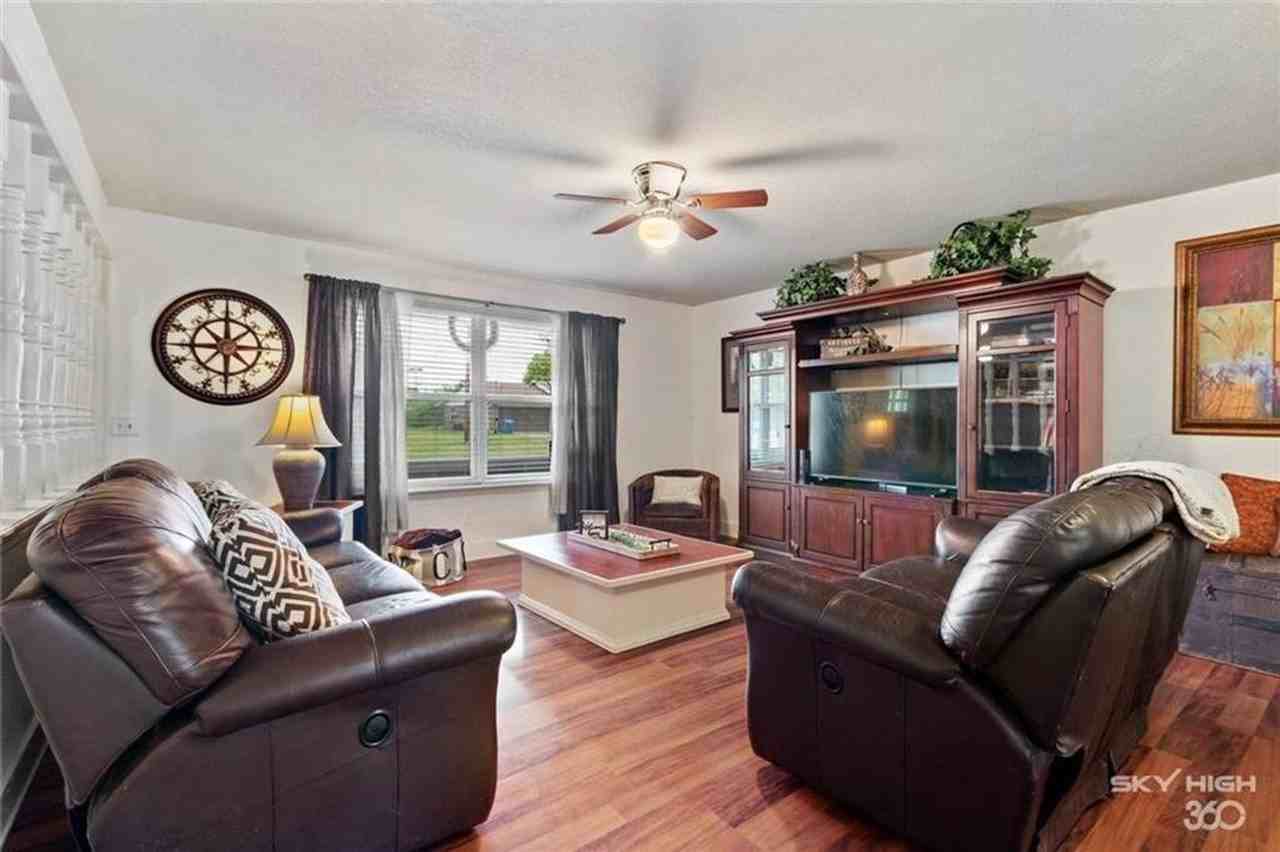 405 Sw 10th St - Photo 4 of 25