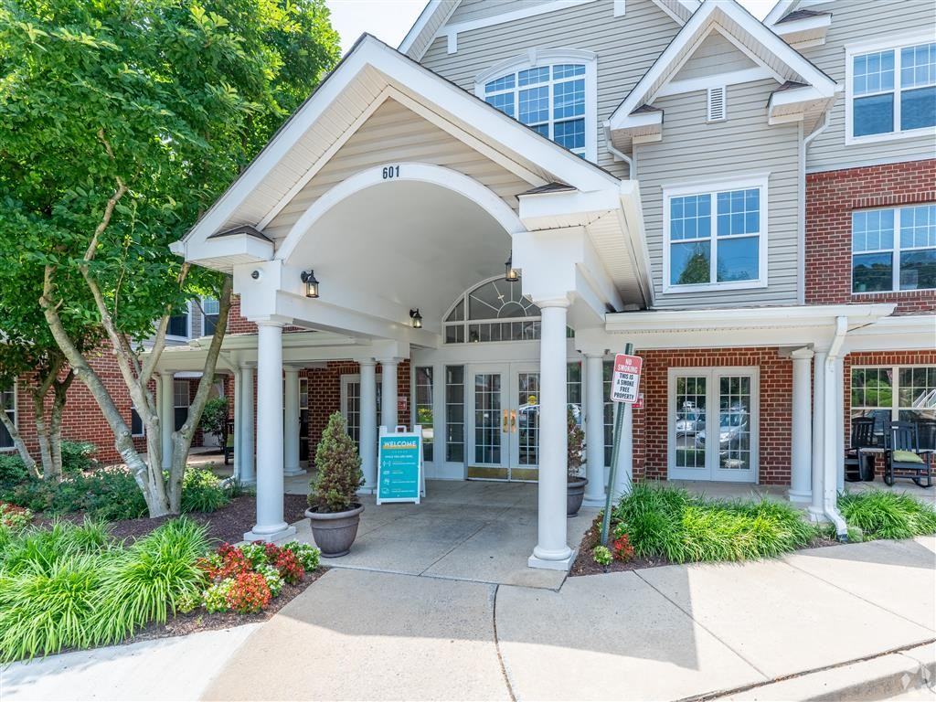 HOC at Willow Manor LLC - Photo 2 of 29