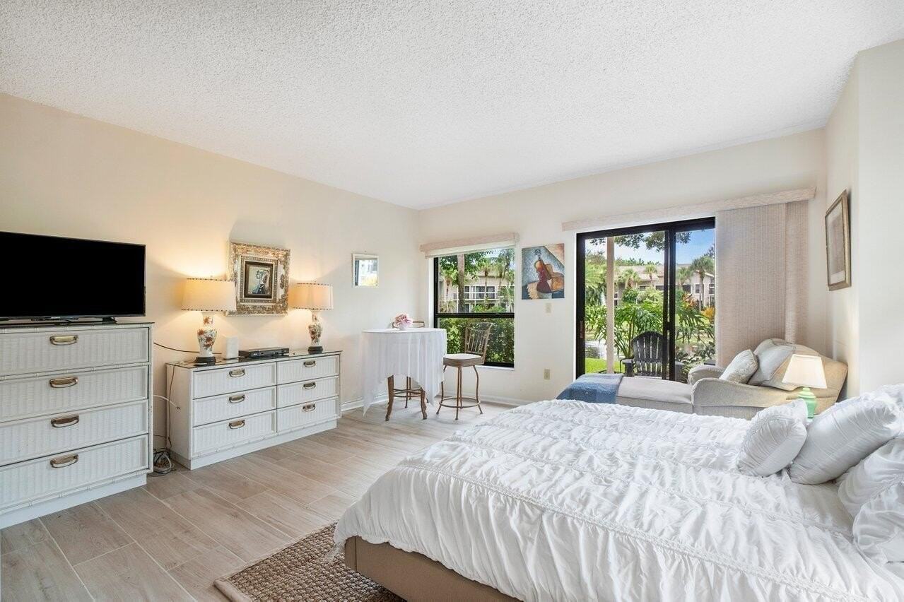 11863 Wimbledon Cir #427 - Photo 2 of 39