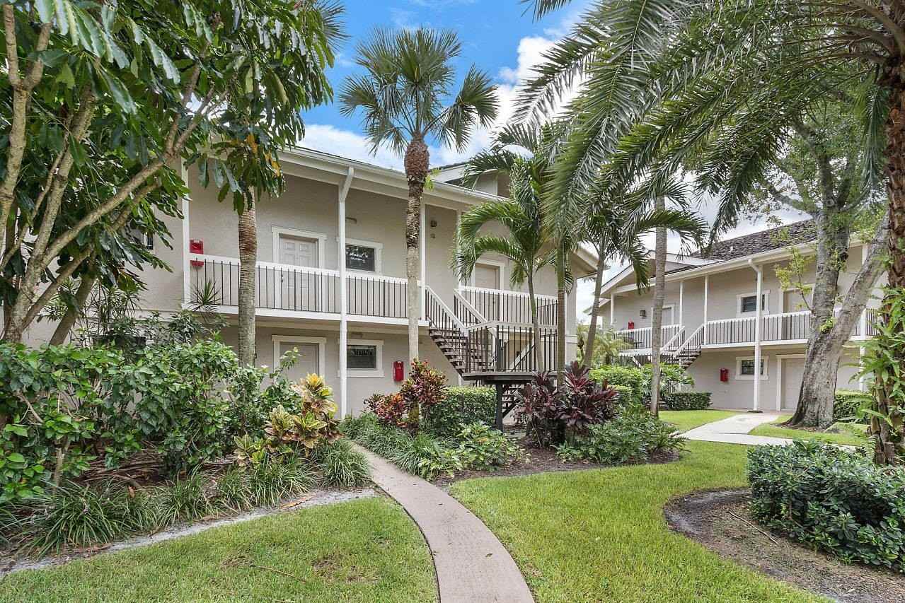 11863 Wimbledon Cir #427 - Photo 3 of 39