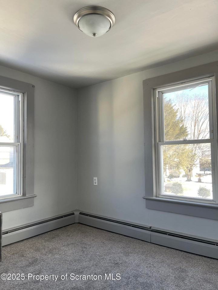 459 Traviss Aly - Photo 7 of 15