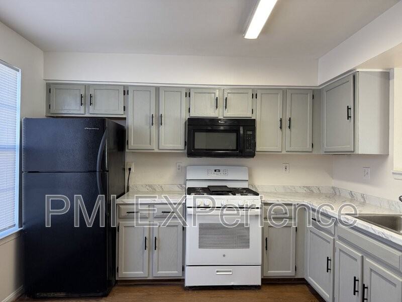 2903 Lloyd Ct - Photo 3 of 28