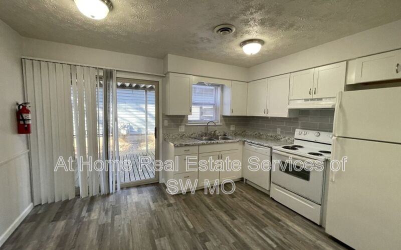 3339 E Linwood St - Photo 3 of 10