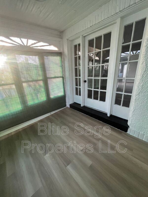 1019 Hollywood Pl - Photo 3 of 22