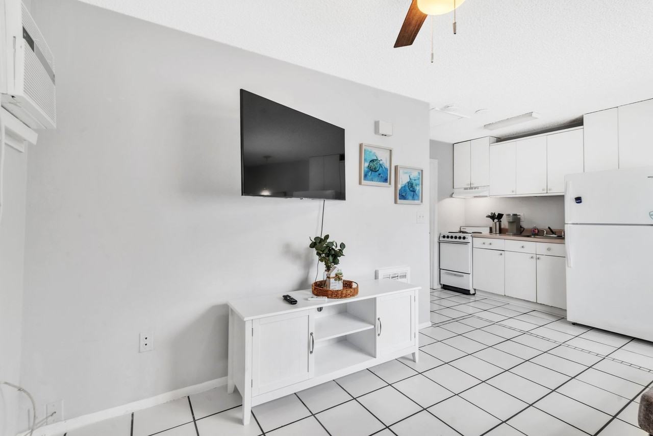 600 DOUGLAS ST LLC - Photo 5 of 50