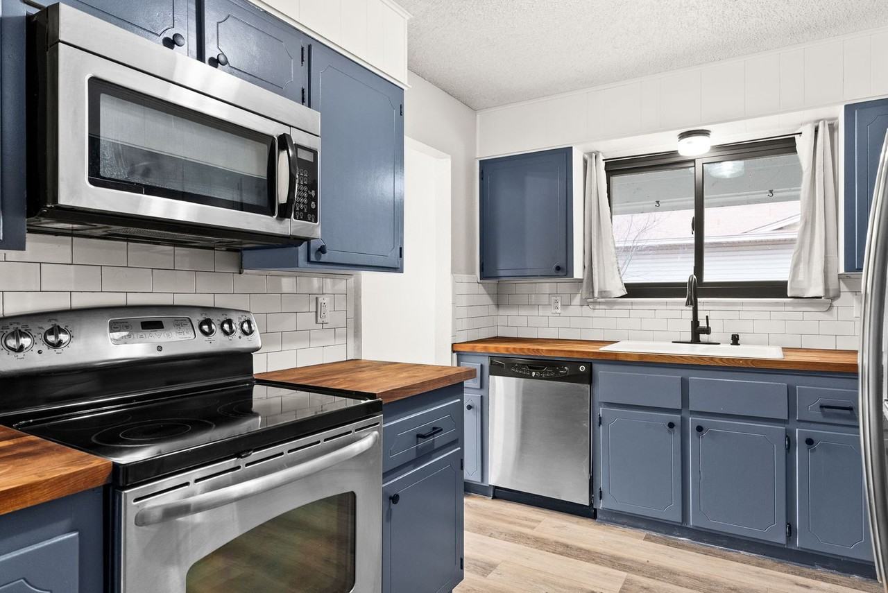 2606 Lake Rd - Photo 2 of 17