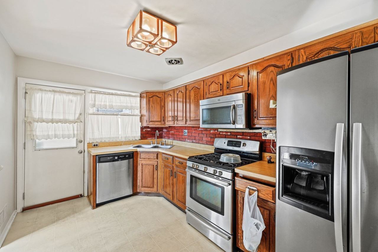 5704 Fieldview Ct - Photo 2 of 25