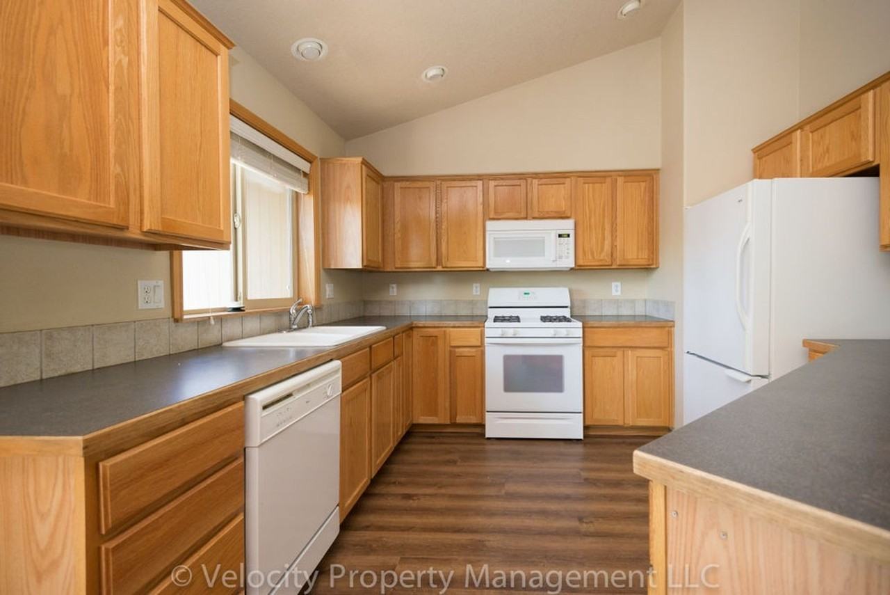 20597 Conifer Ave - Photo 5 of 15