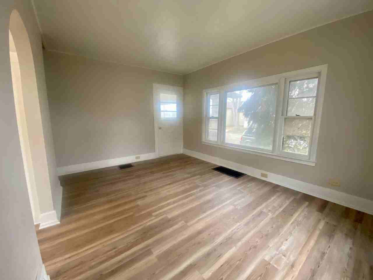 1139 Frank St - Photo 2 of 16