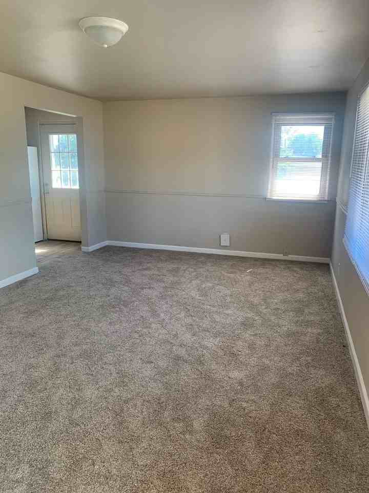 3902 Laramie St - Photo 5 of 11