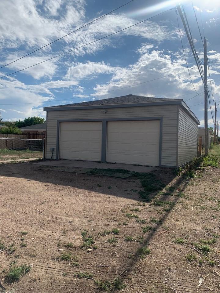 3902 Laramie St - Photo 4 of 11