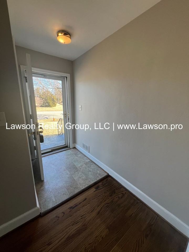 1120 Roanoke Blvd - Photo 3 of 25